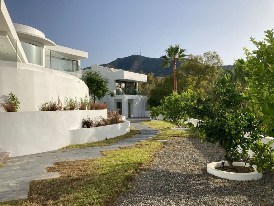 Una casa blanca con un árbol delante