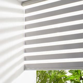 Cortina zebra em uma janela
