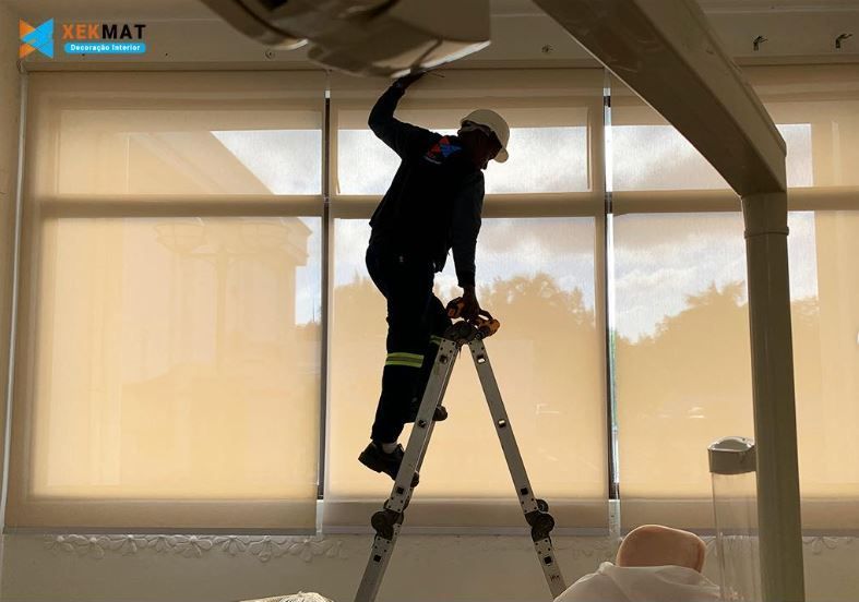 Um homem está em pé em uma escada