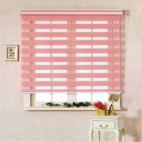 Uma janela com uma persiana rosa