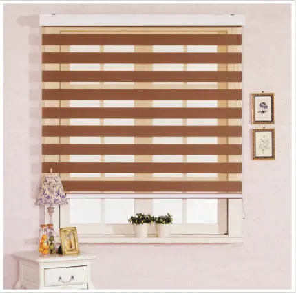 Uma janela com uma persiana marrom e branca