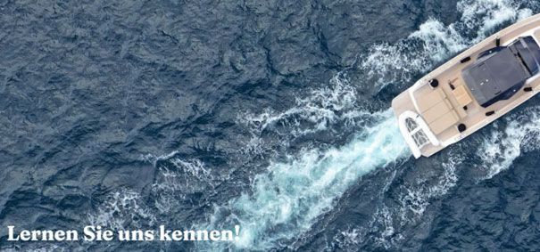 A motorboat on blue water. German text 