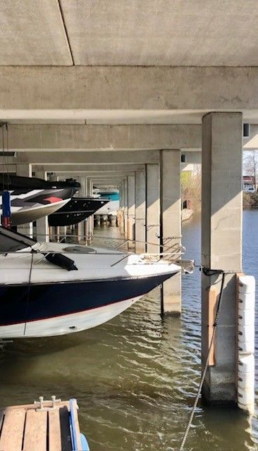 Ein Boot liegt unter einer Brücke im Wasser