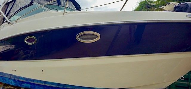 Ein weiß-blaues Boot mit zwei Fenstern an der Seite.