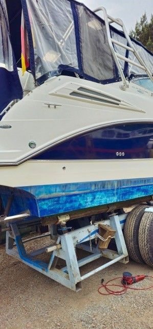 Ein Boot liegt neben einem Lastwagen auf dem Boden.