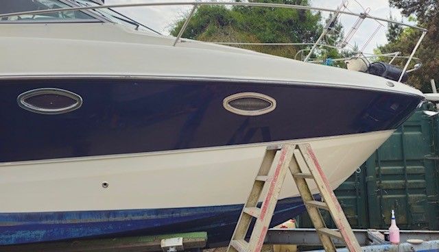 Auf einer Holzleiter liegt ein Boot.