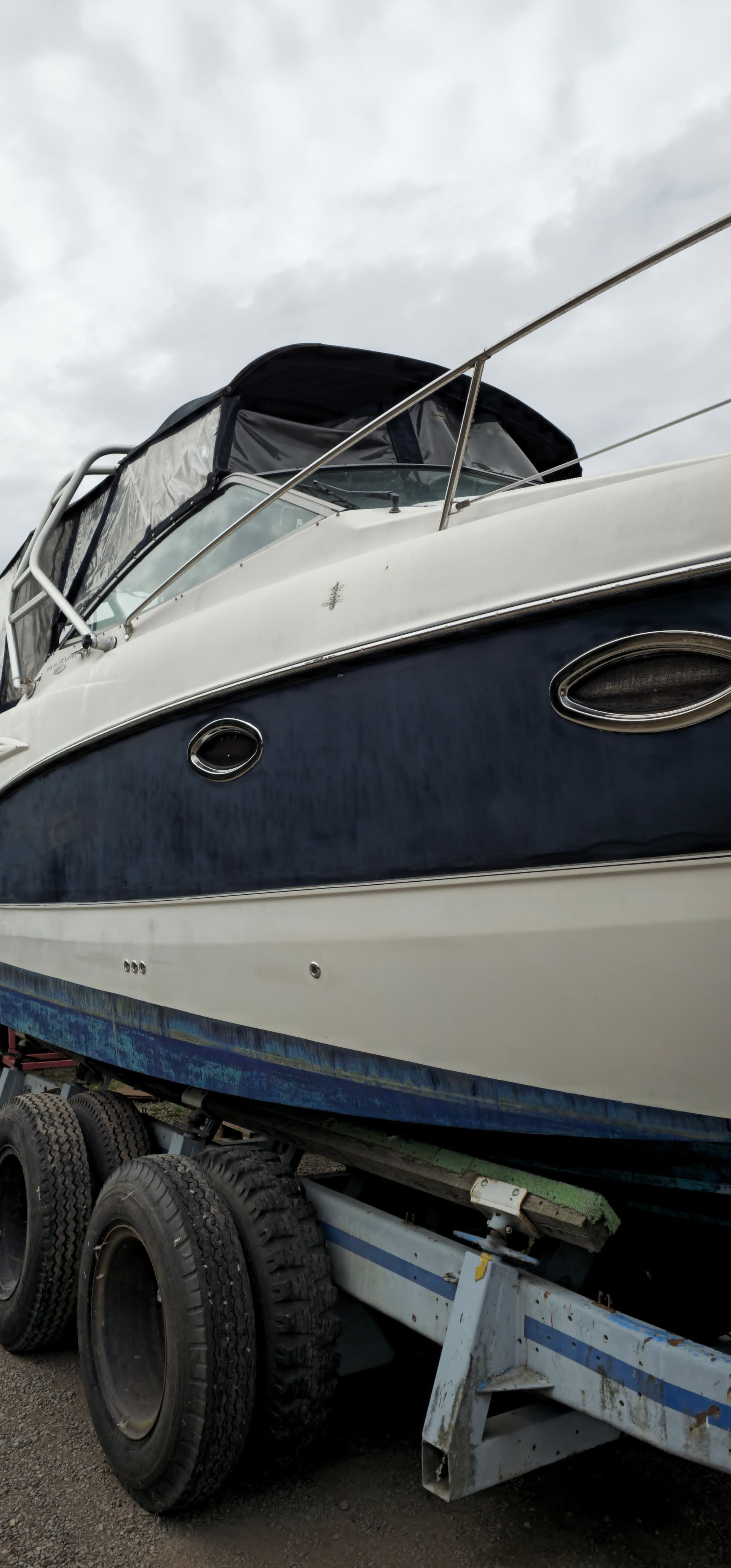 Auf einem Anhänger steht ein Boot.