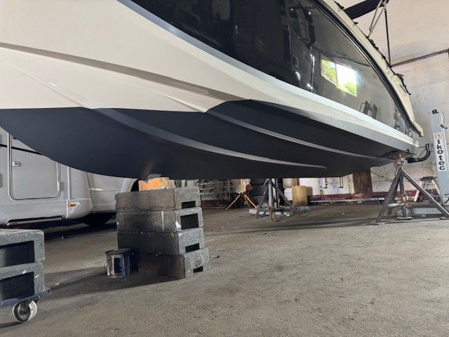 Ein Boot steht auf Blöcken in einer Garage.