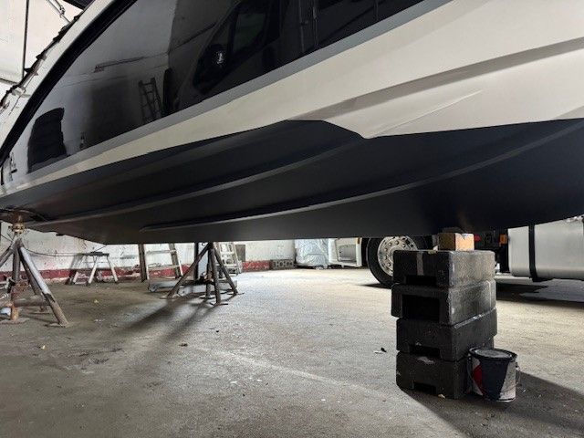 Ein Boot liegt auf Blöcken in einer Garage