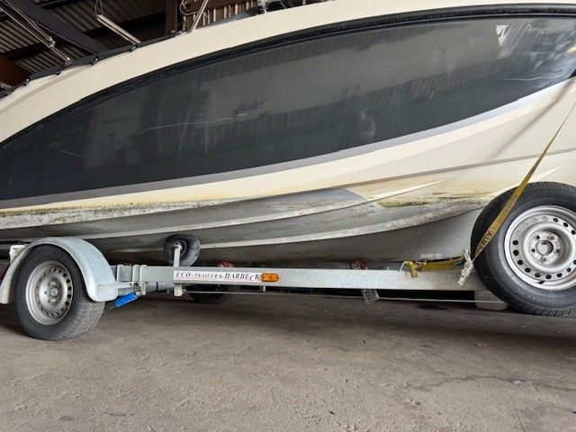 Ein Boot steht auf einem Anhänger in einer Garage.