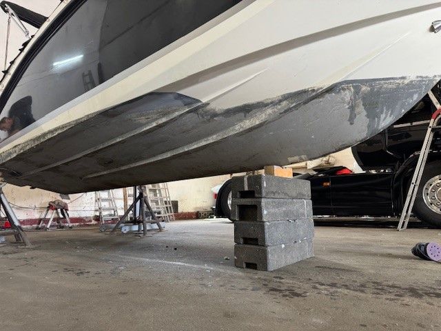 Ein Boot liegt auf einem Block in einer Garage