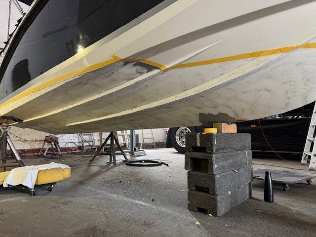 Ein Boot liegt auf einem Betonblock in einer Garage