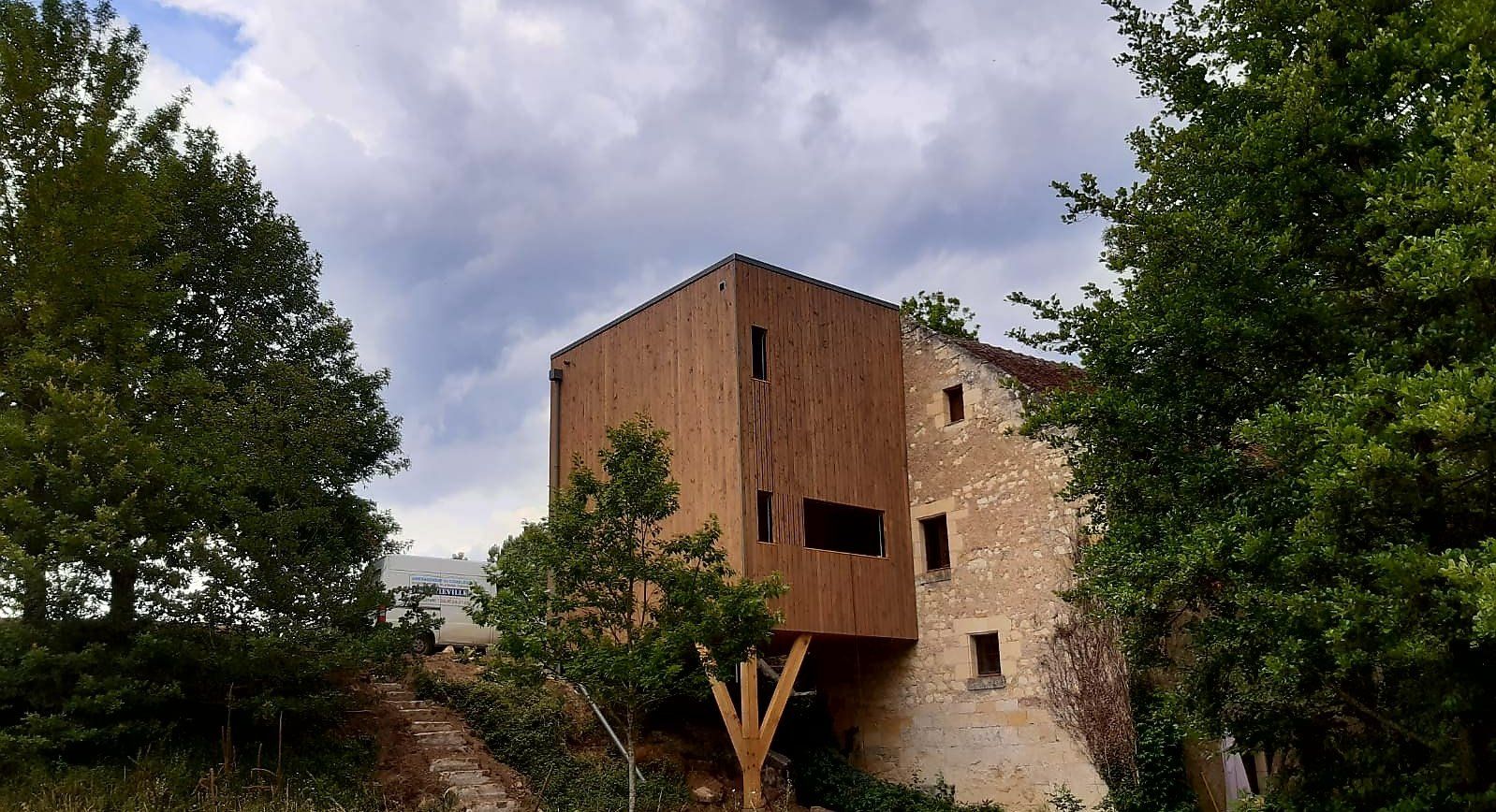 Extension en ossature bois pour une maison et qui repose sur une structure en bois