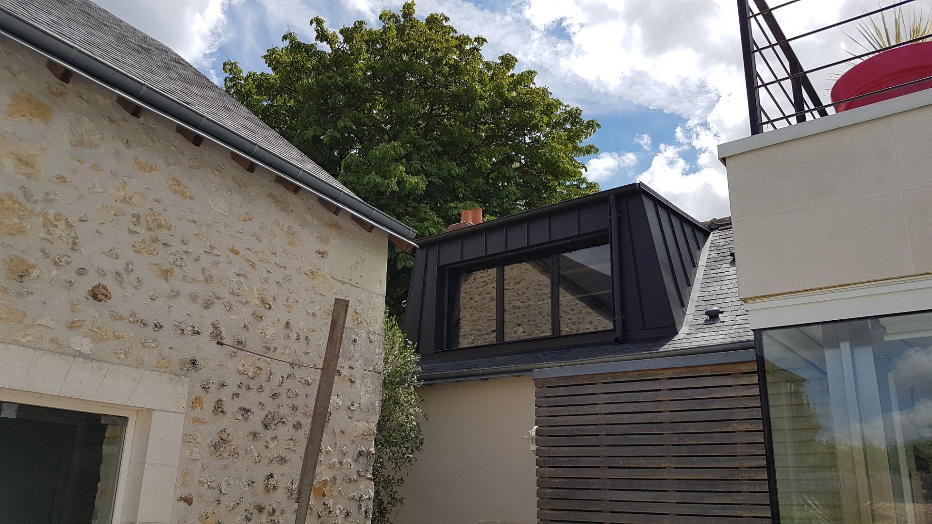 Lucarne en zinc sur toit incliné avec trois fenêtres, projet de couverture LC²