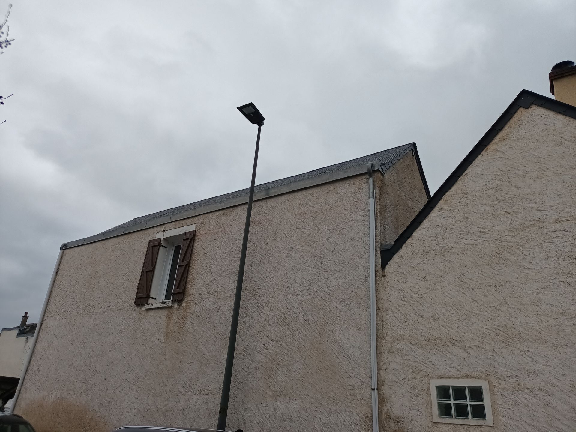 Façade d'une maison avec un lampadaire