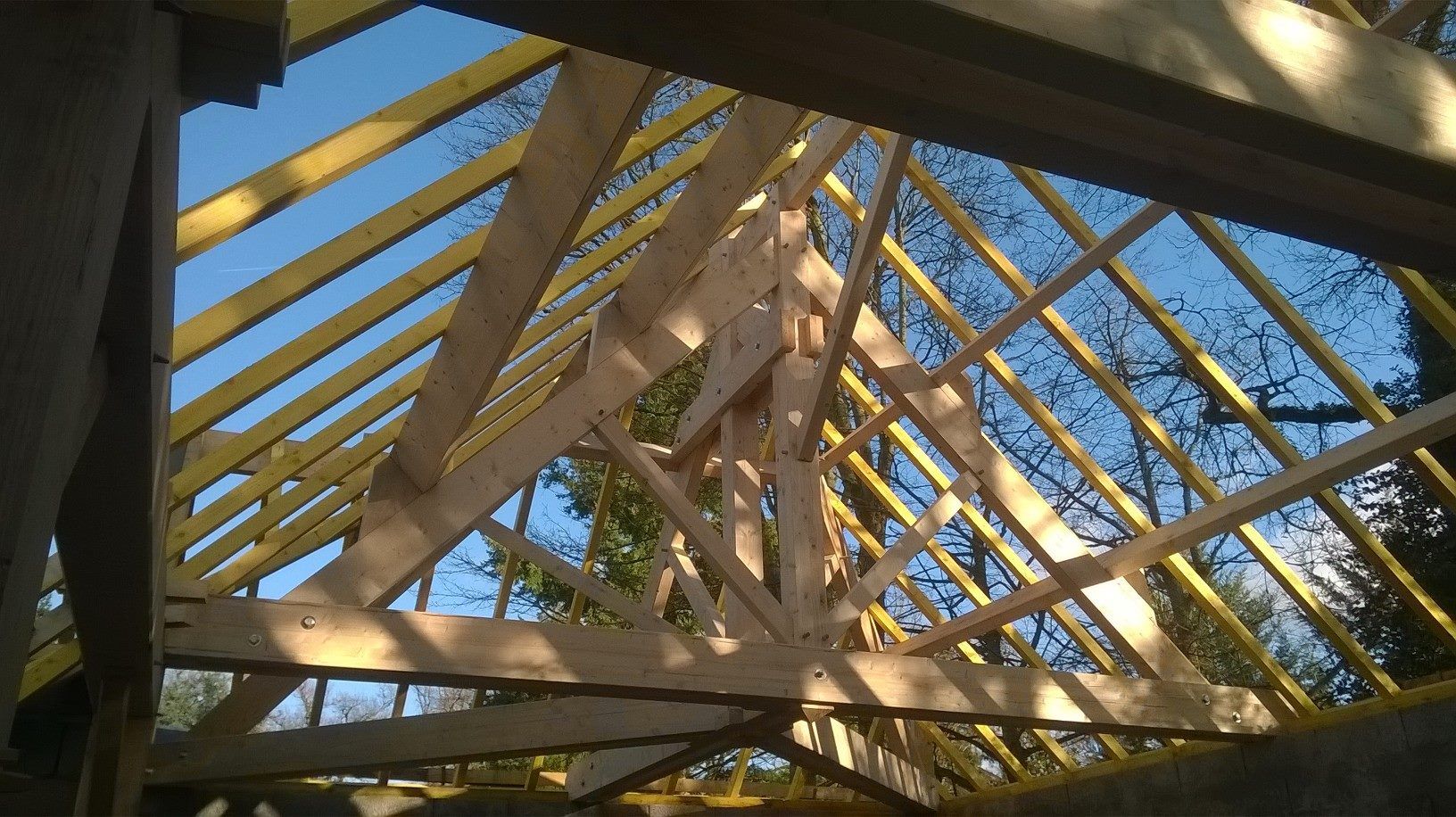 Charpente en bois en cours de construction