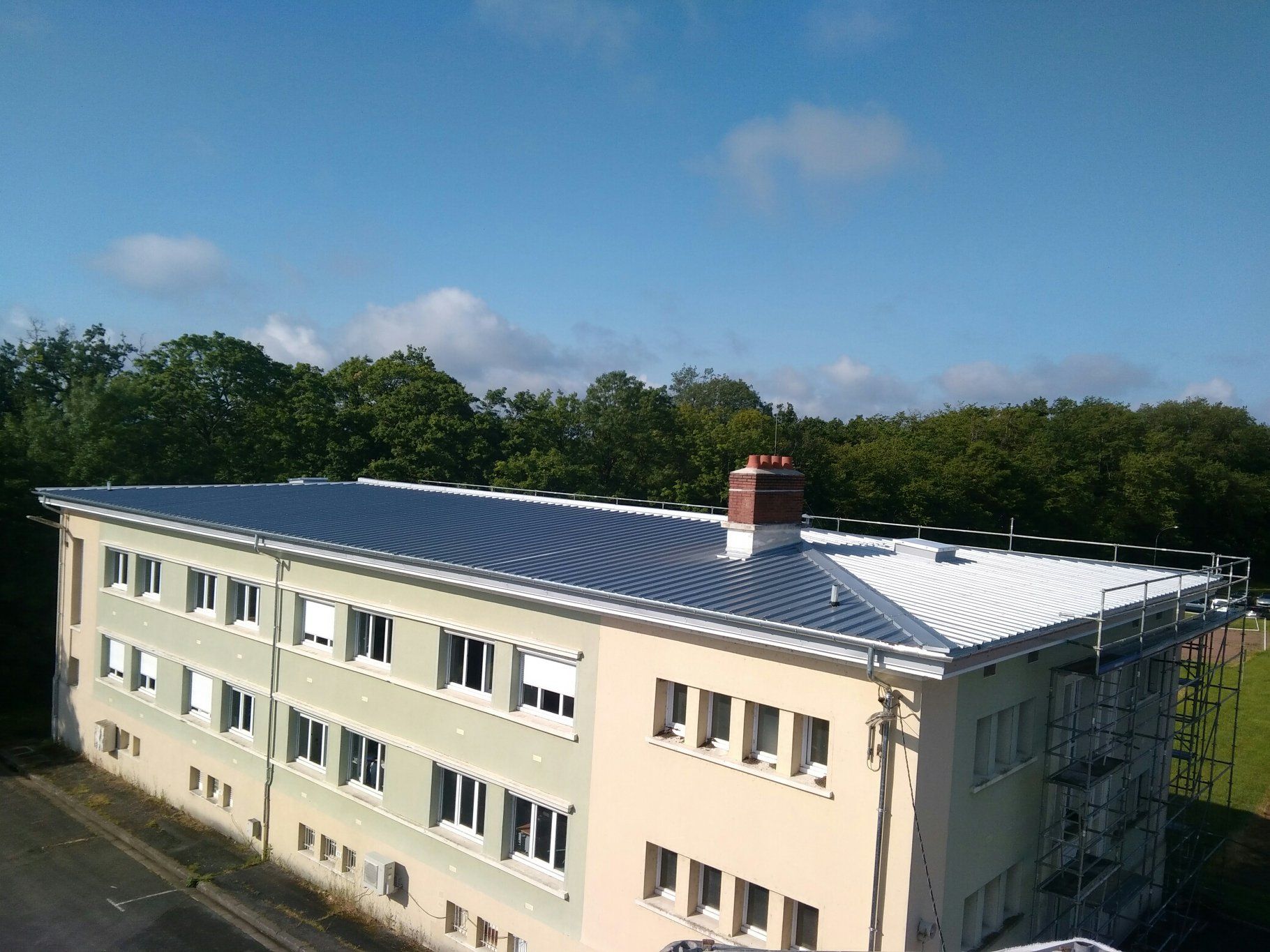 Toiture plate sur un petit immeuble