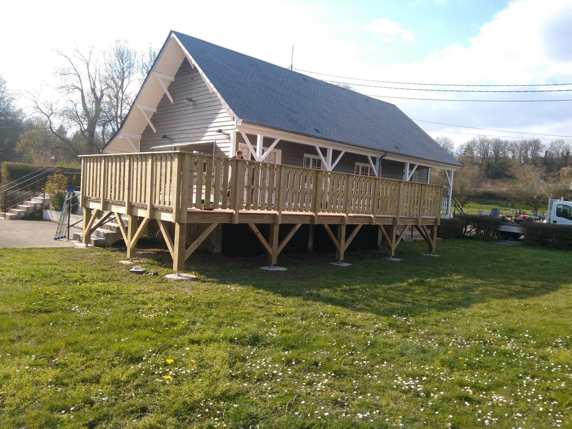 Terrasse en bois sur pilotis en bois pour une maison de vacances