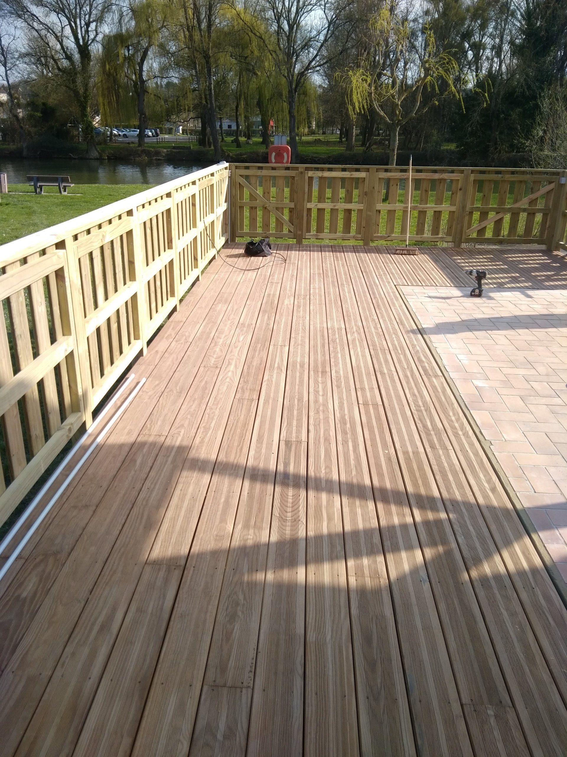 Terrasse en bois avec bordure en bois