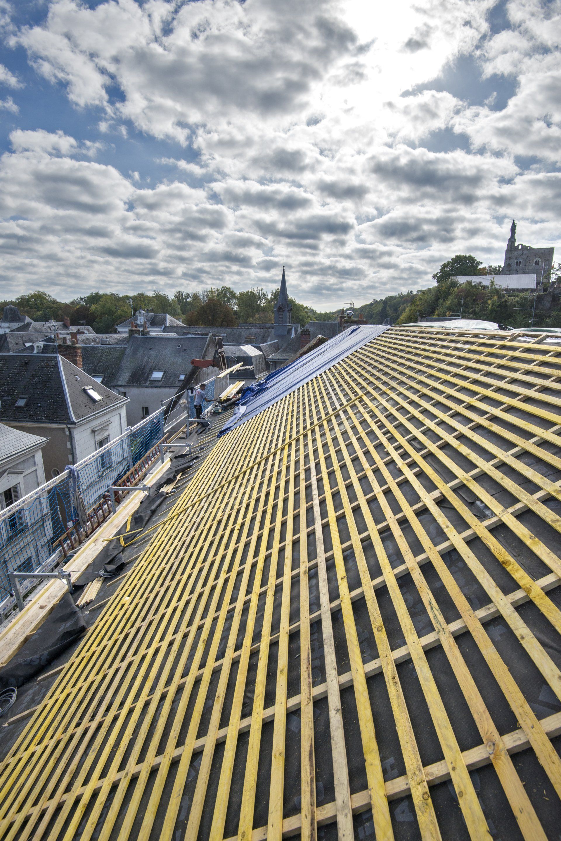 Gros plan sur une structure en bois qui va accueillir la couverture de toit