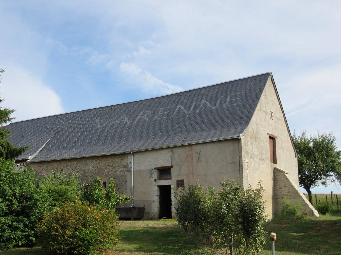 Grange rénovée avec une toiture indiquant