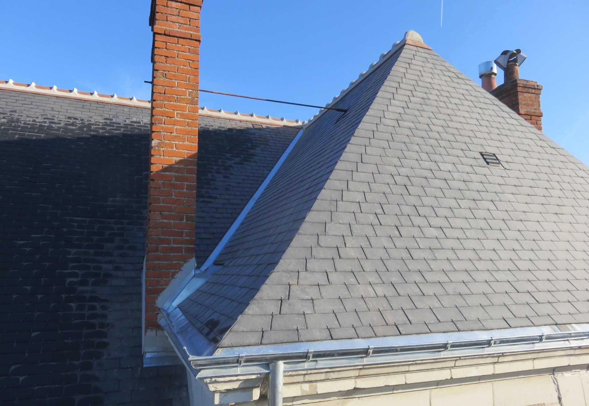 Toiture ancienne en cours de rénovation