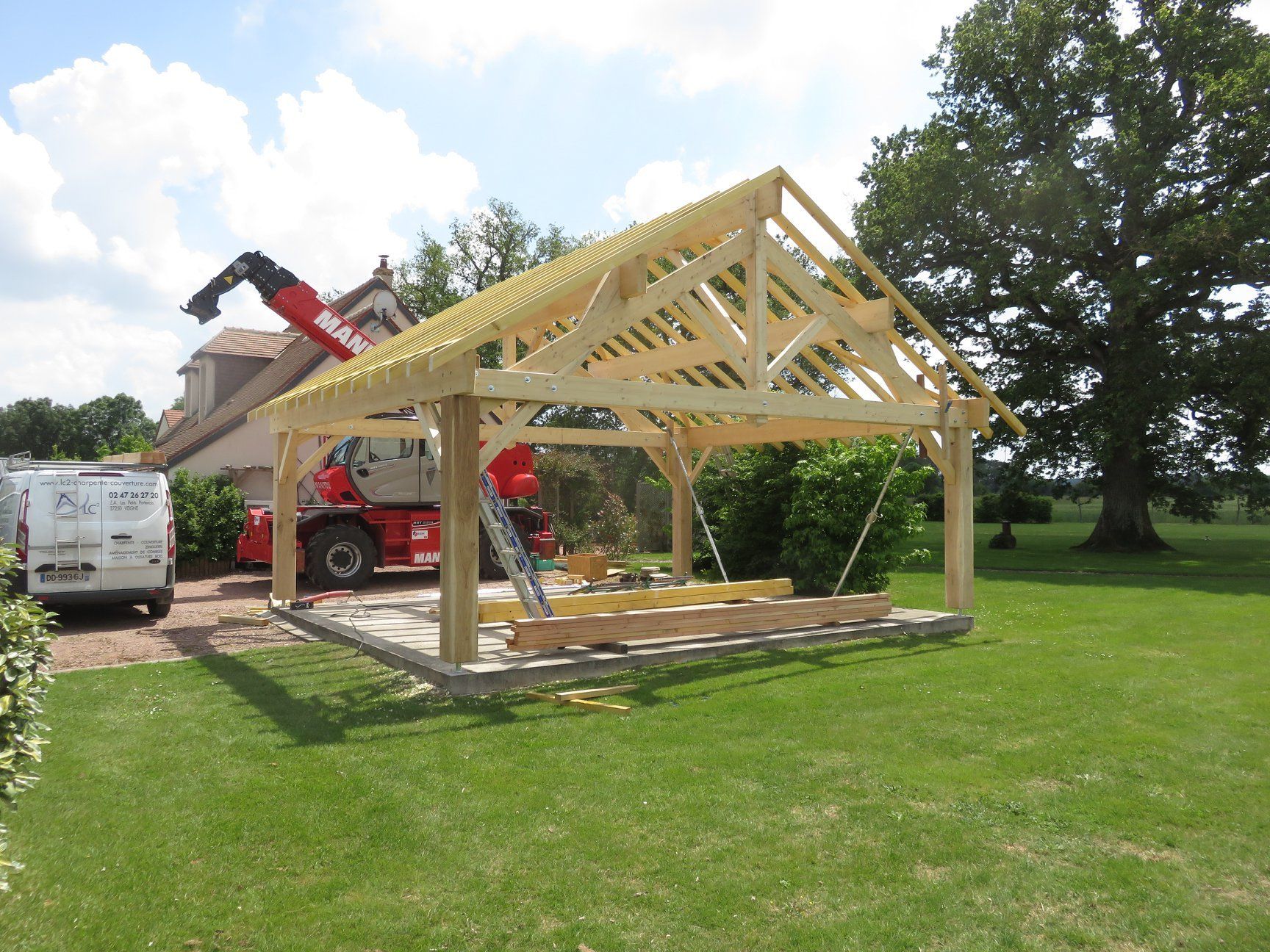 Montage d'une charpente traditionnnelle pour un abri de jardin