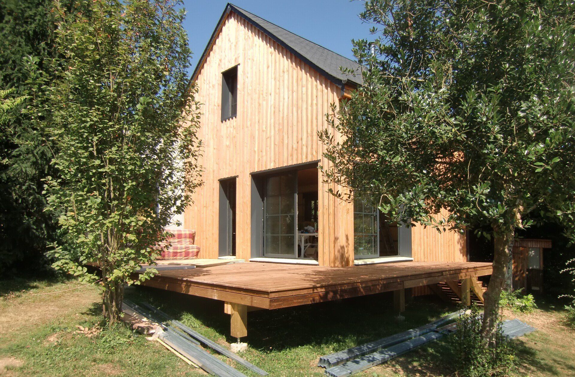 Réalisation d'une terrasse en bois pour une maison avec une façade en bois