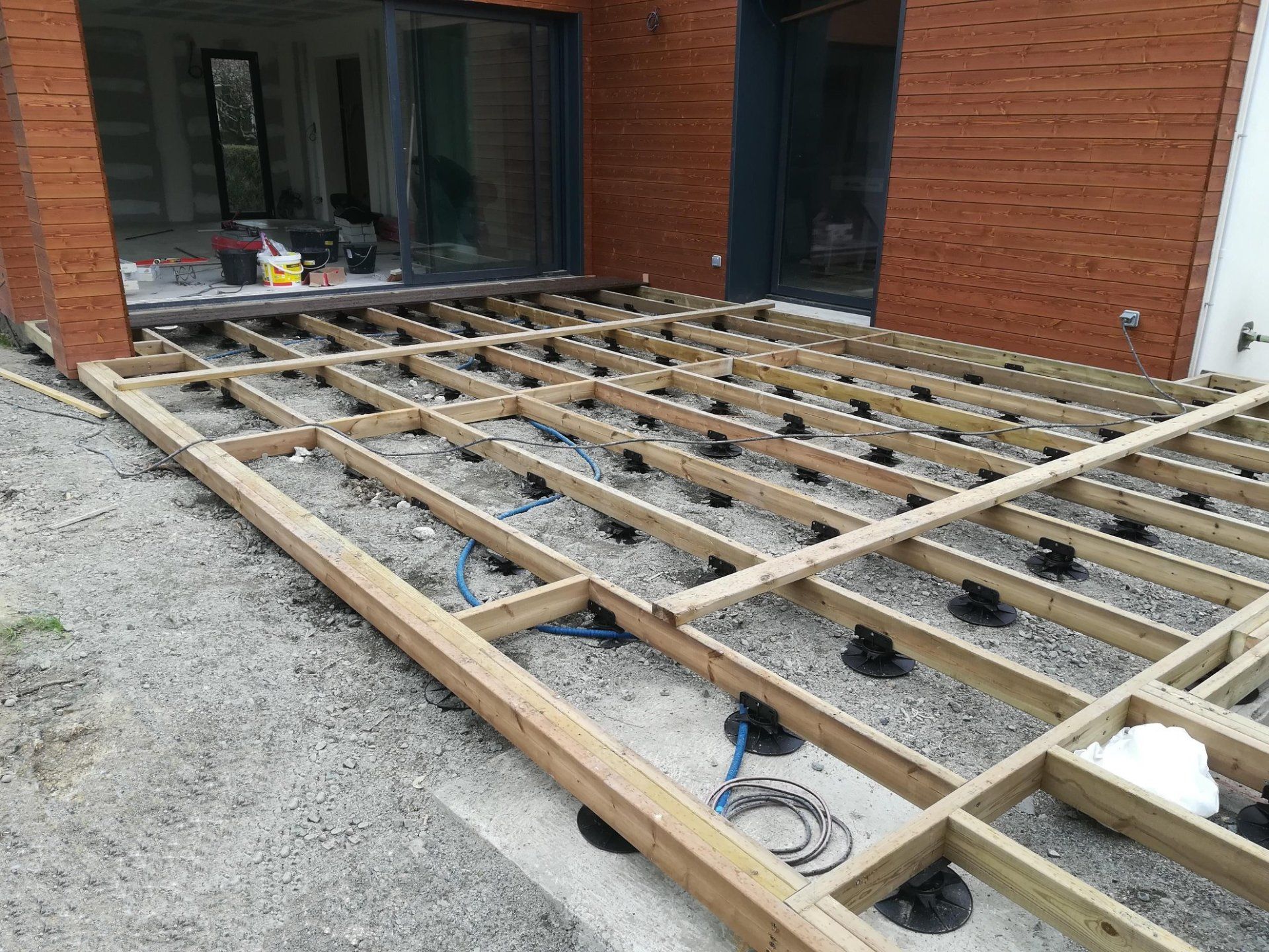 Supports et structures en bois pour venir accueillir une terrasse extérieure