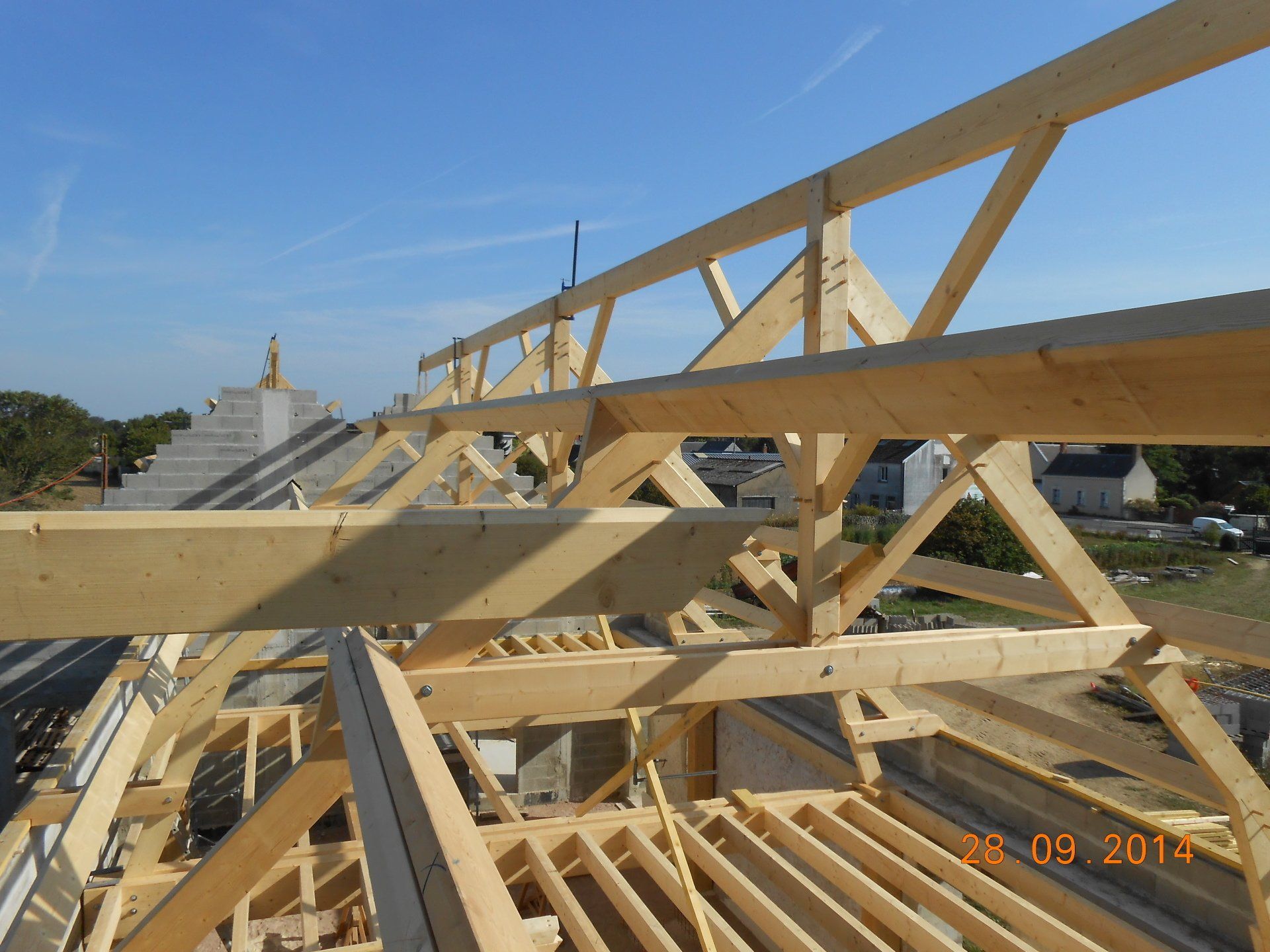 Charpente en bois en train d'être posée pour une maison