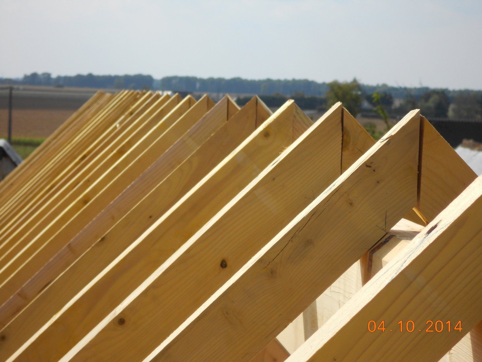 Vue sur un alignement de chevrons de charpente