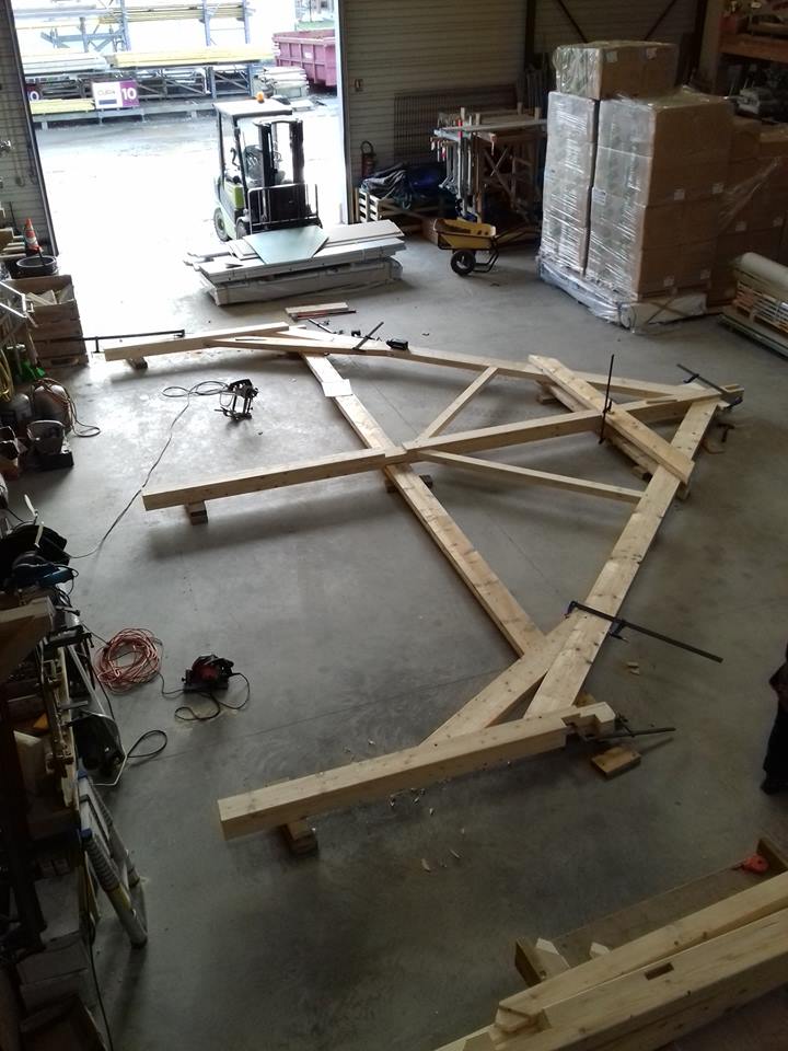 Réalisation d'un pignon de charpente en bois posée à plat sur le sol