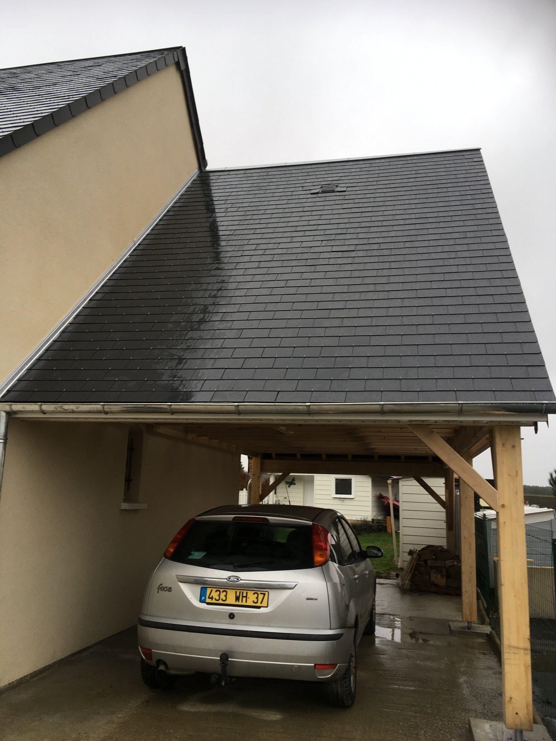 Carport couvert avec une toiture en ardoise