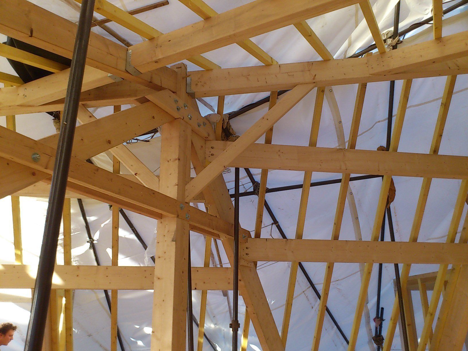 Charpente en bois vue de l'intérieur 