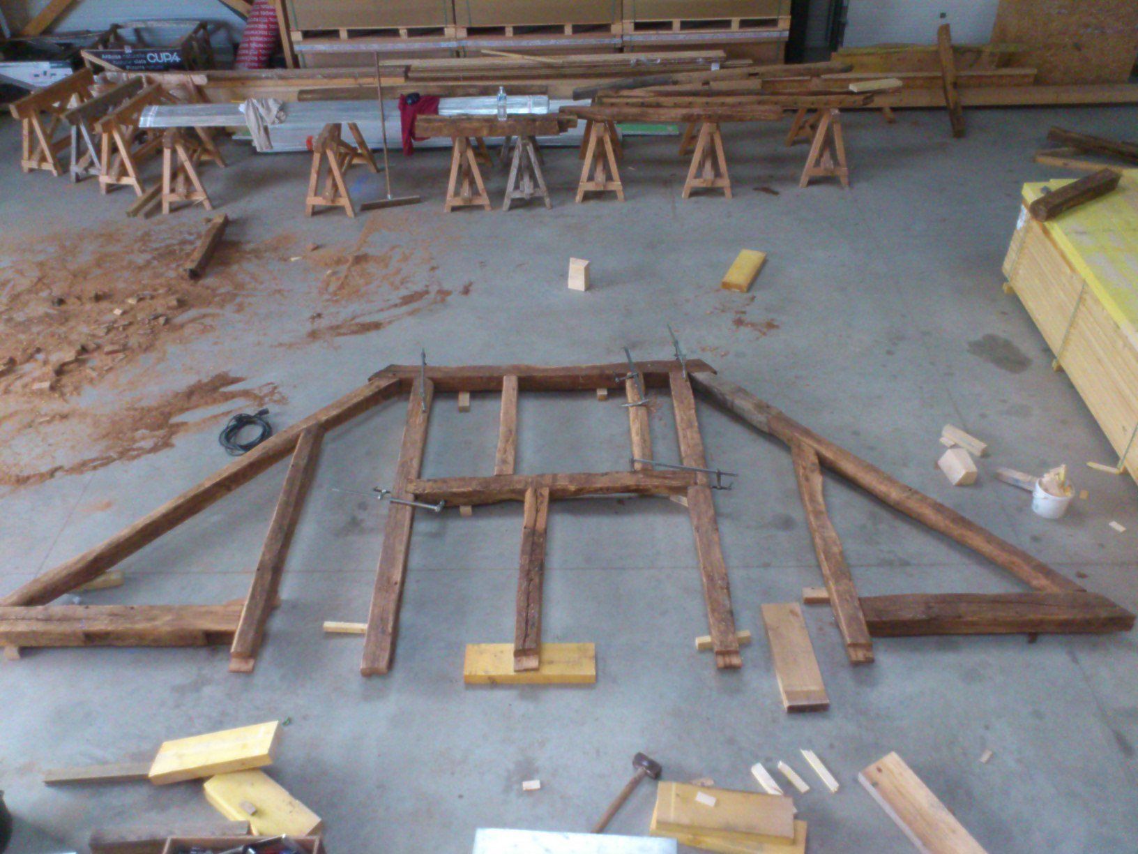 Charpente en bois d'un pignon posée à plat sur le sol