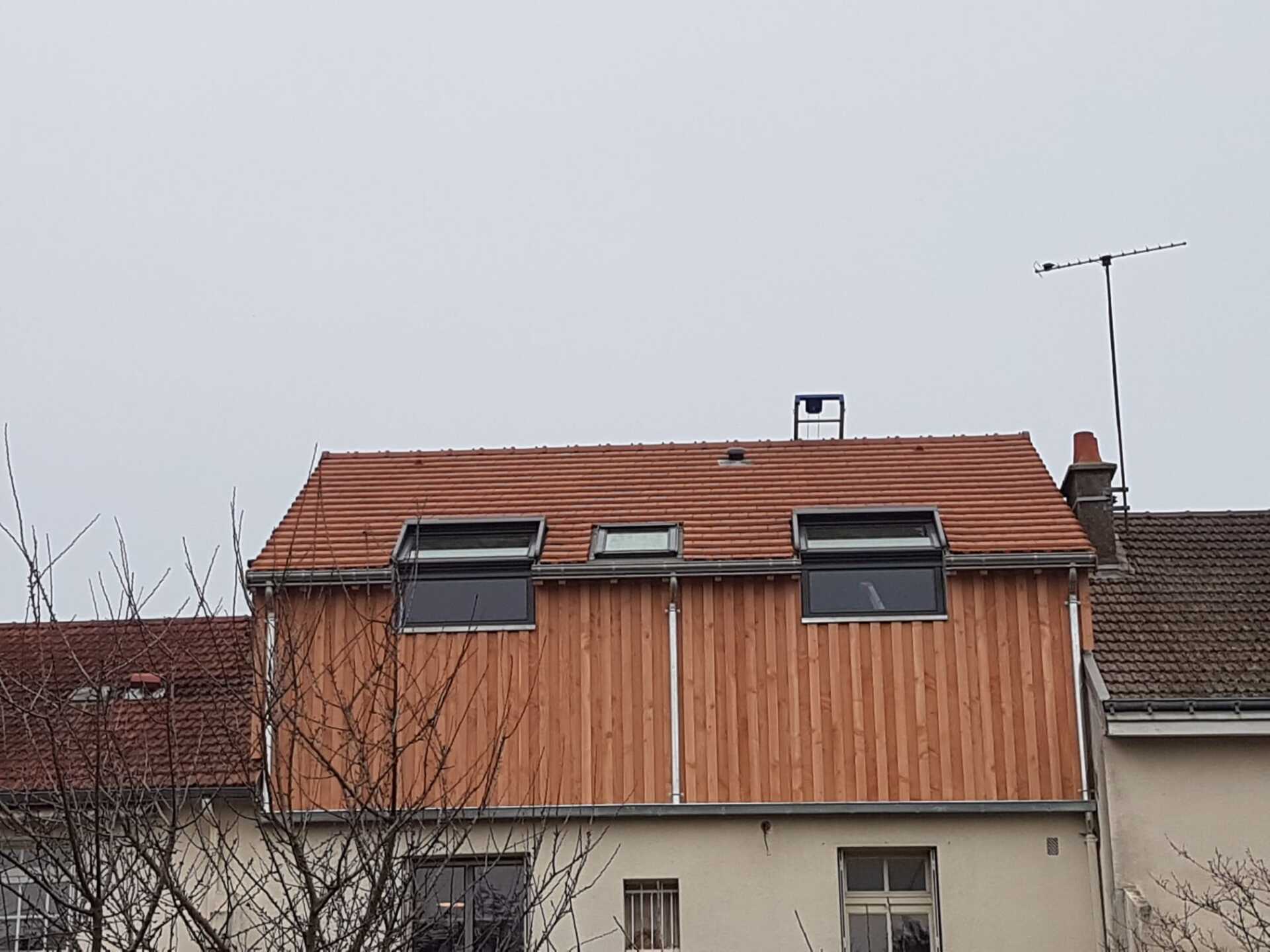 Surélévation d'une maison avec ossature bois et deux verrières d'angle