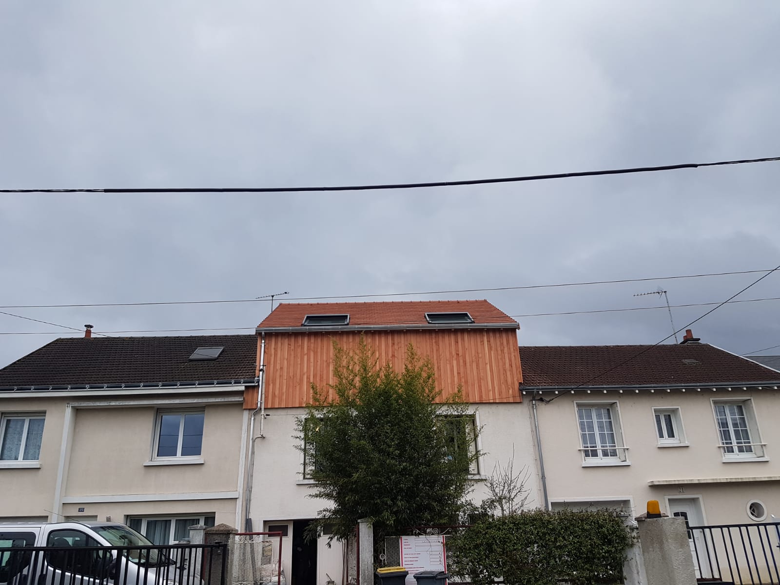 Surélévation d'une maison avec façade en bois et deux verrière d'angle