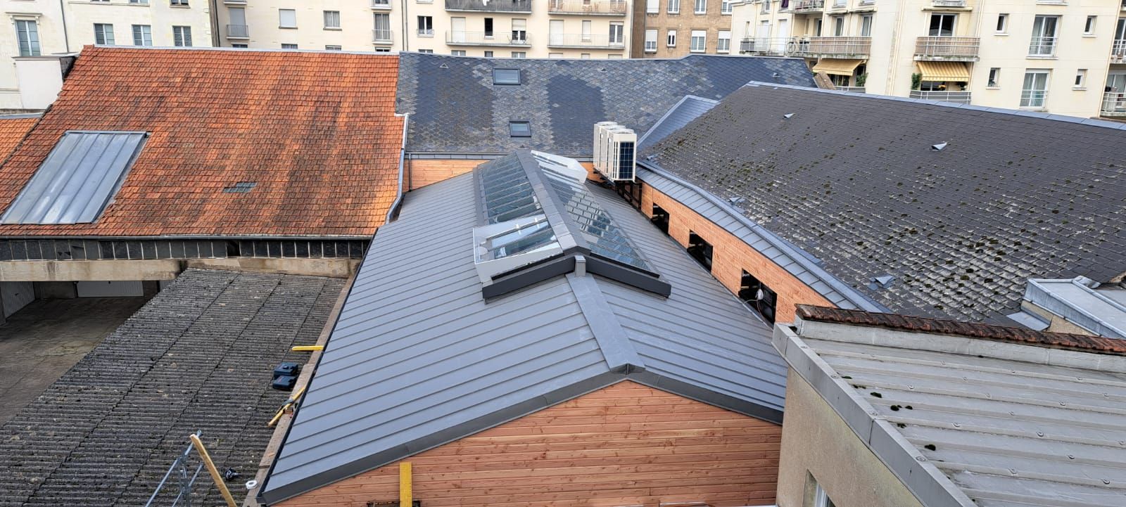 Verrière modulaire ouvrante sur l'arrête d'une toiture