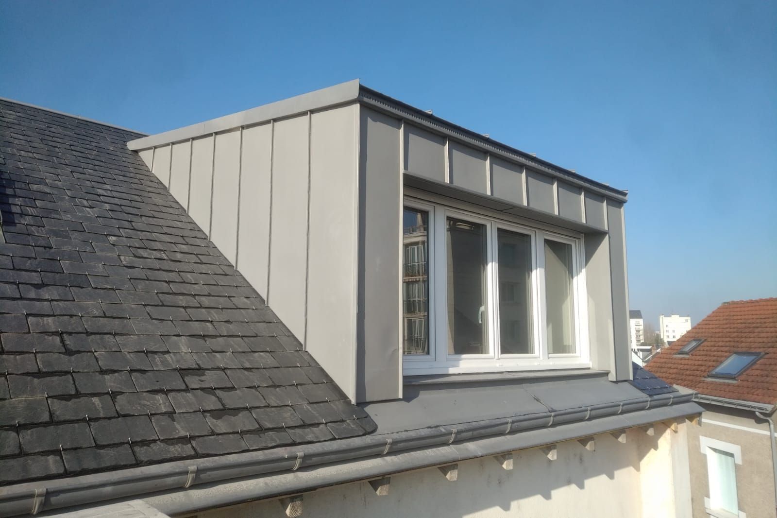 Grande lucarne de toit avec quatre fenêtres