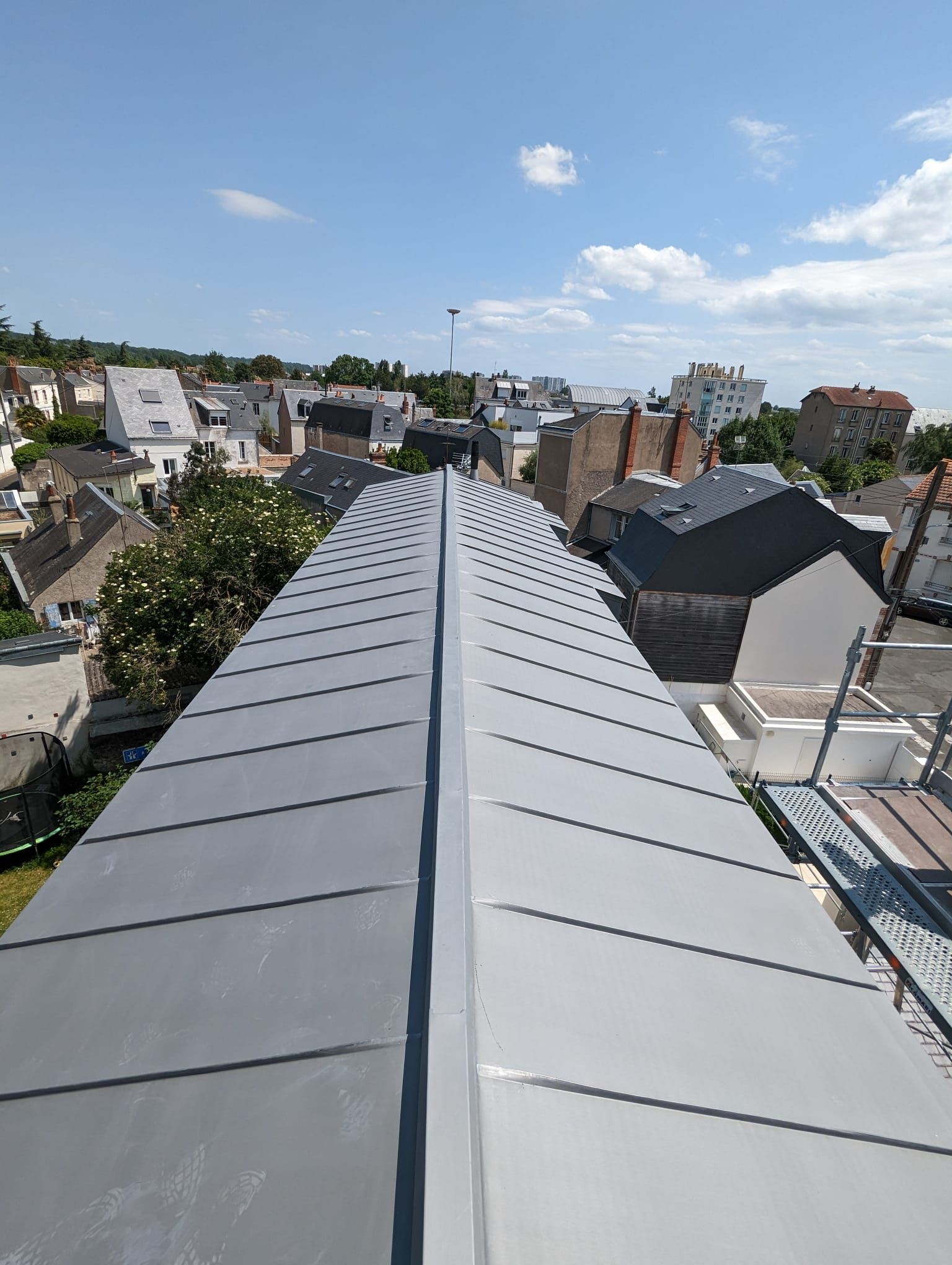 Vue depuis un toit en zinc à joint debout sur un quartier résidentiel