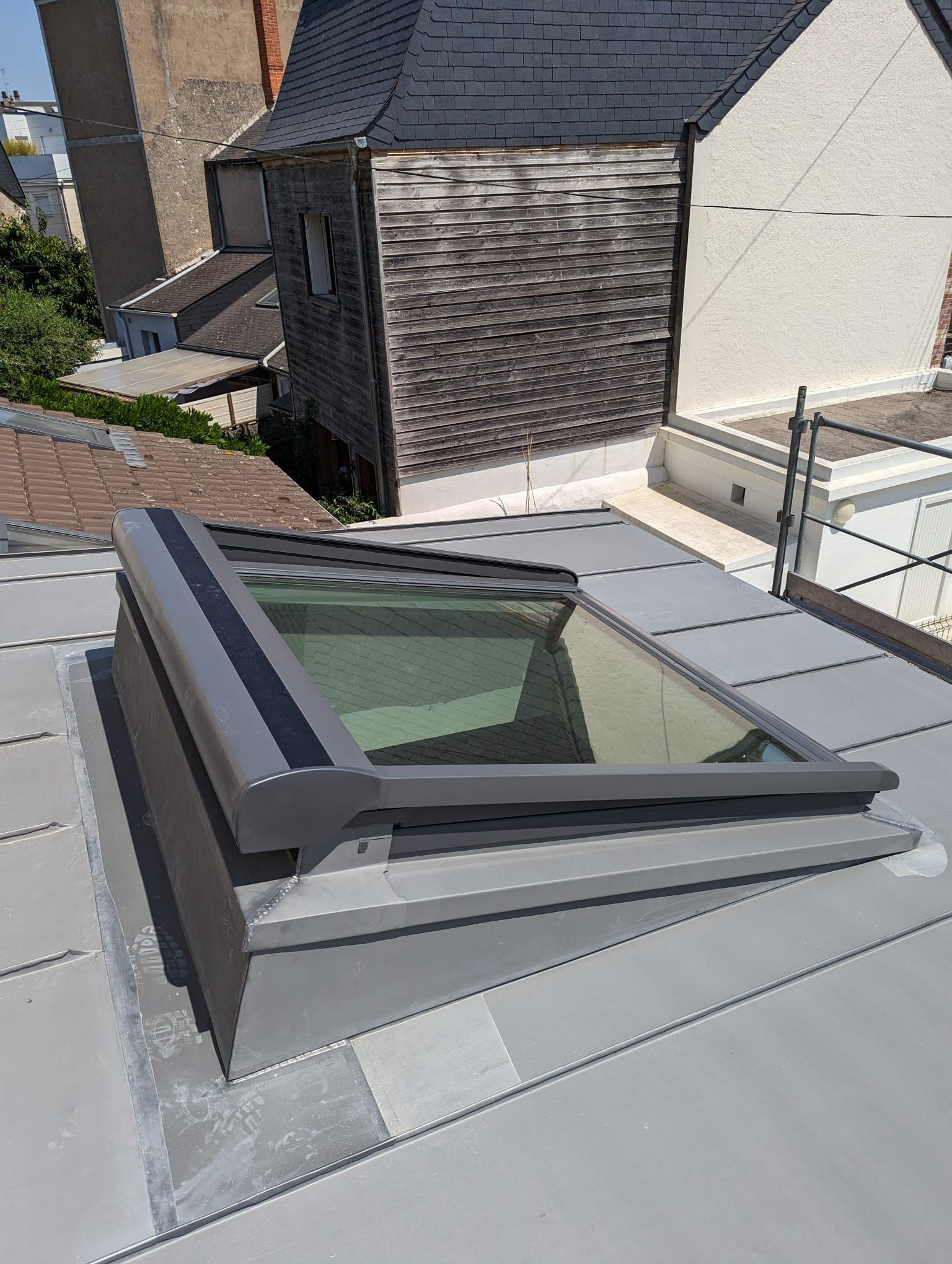 Fenêtre de toit sur un toit plat