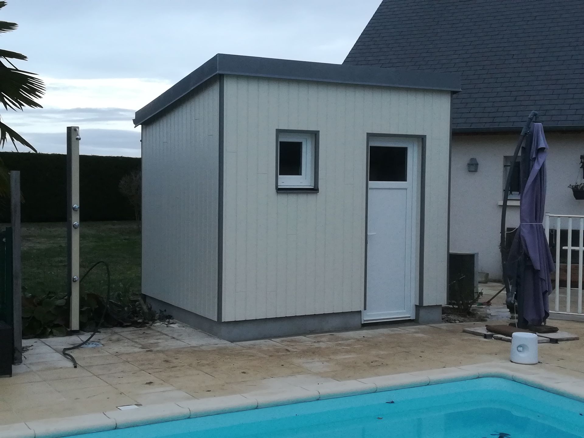 Cabanon de piscine en bardage bois blanc