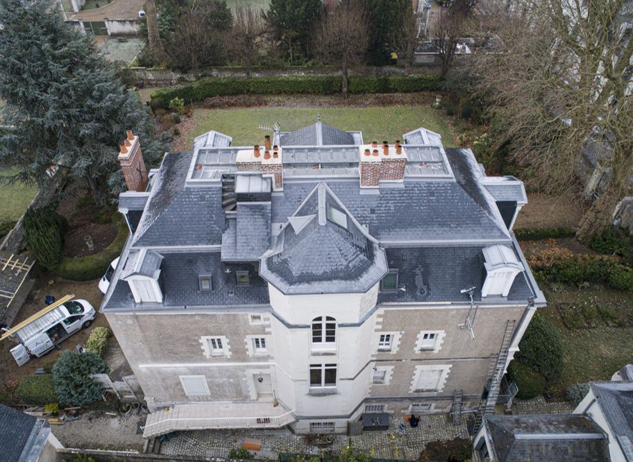 Réfection de toiture en ardoise par LC² sur le couvent des Ursulines à Tours (vue aérienne)