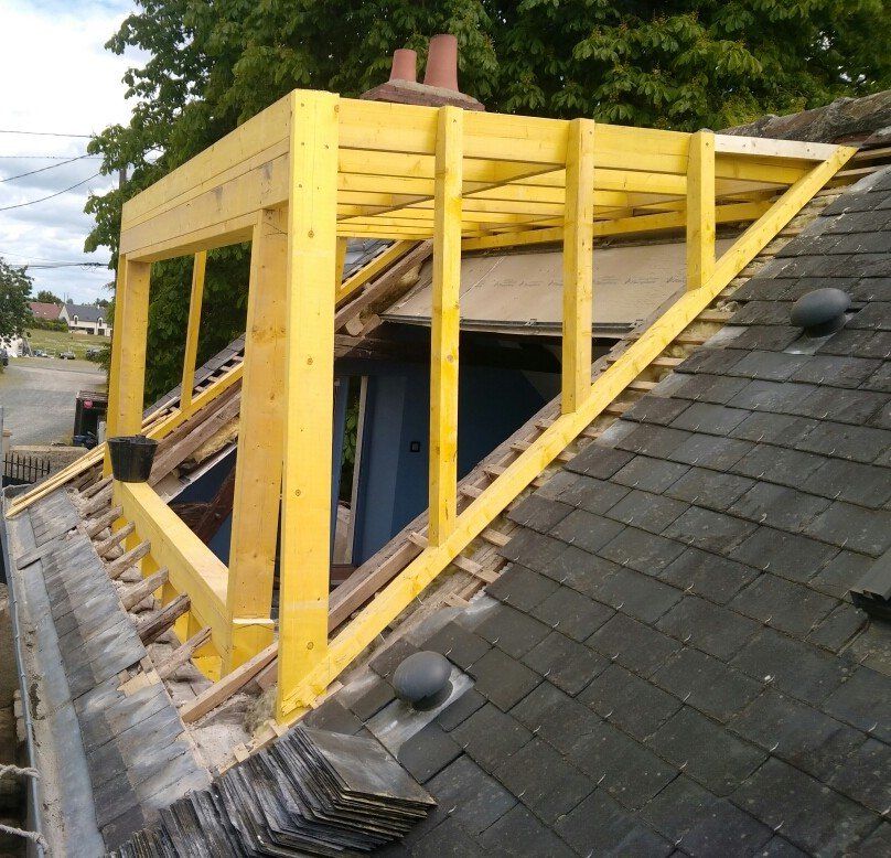 Construction d'une extension de charpente en bois sur une toiture existante