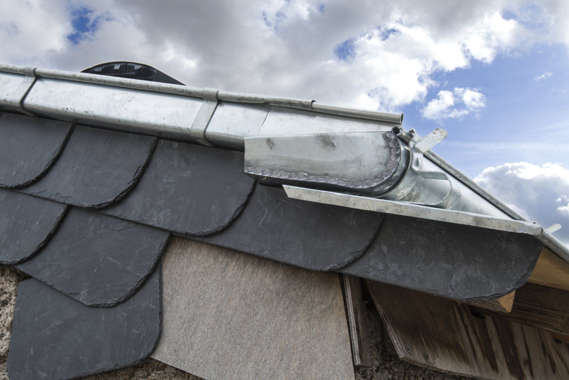 Gros plan sur une gouttière en zinc