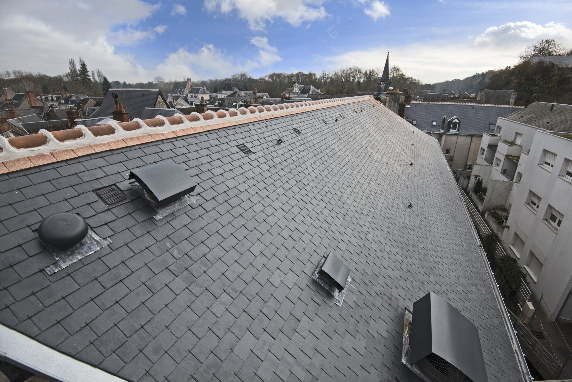 Toiture en ardoise d'un bâtiment en ville