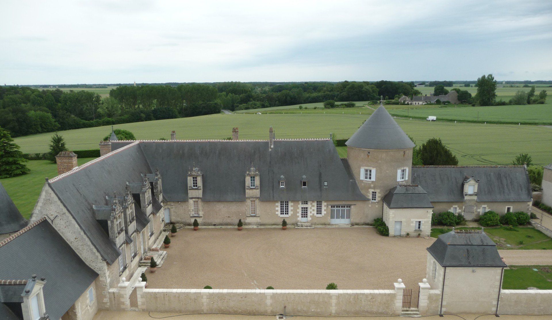 Château et sa cour avec une toiture rénovée