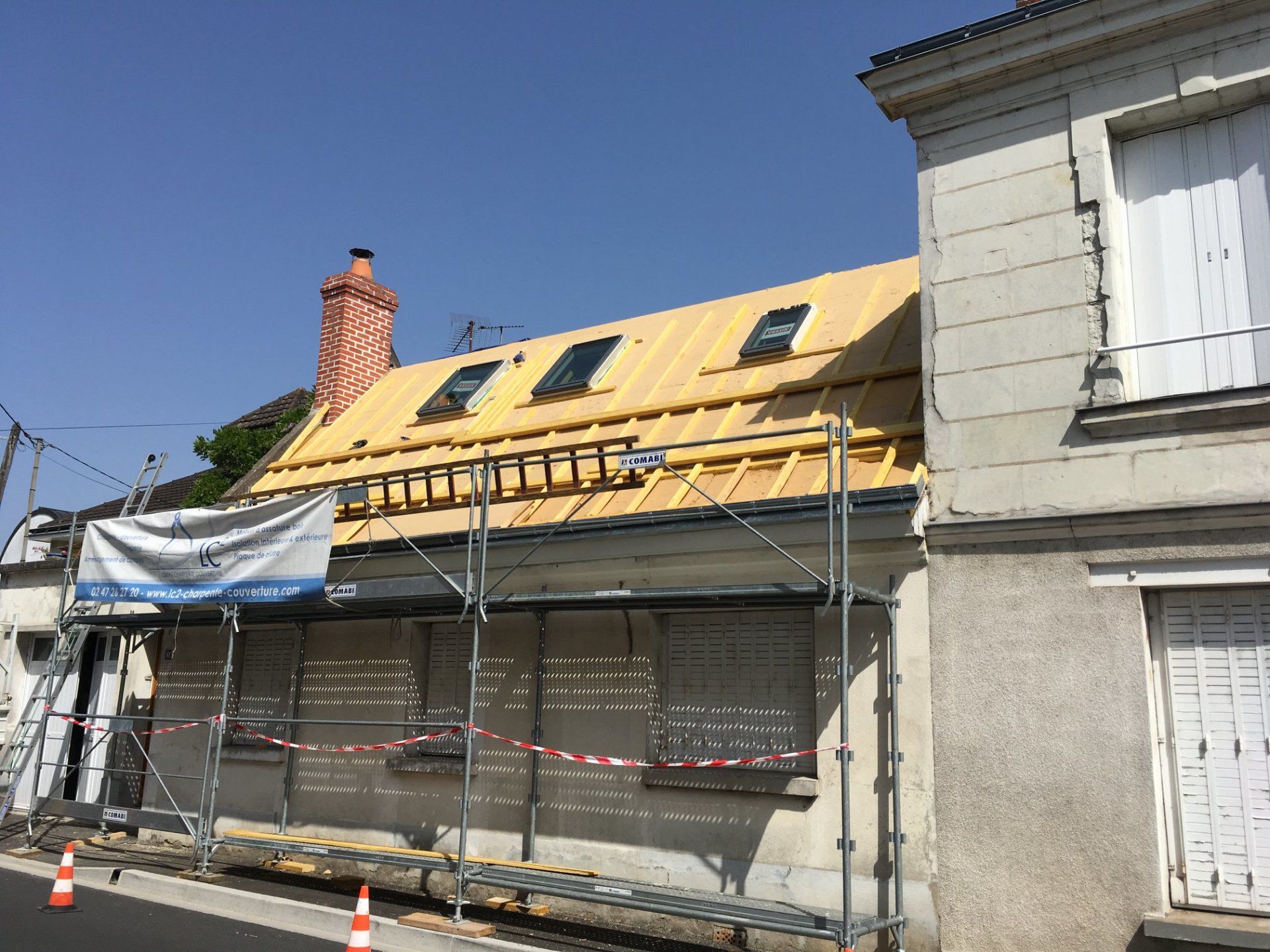 Isolation d'une couverture de ville de maison avec trois fenêtres de toit