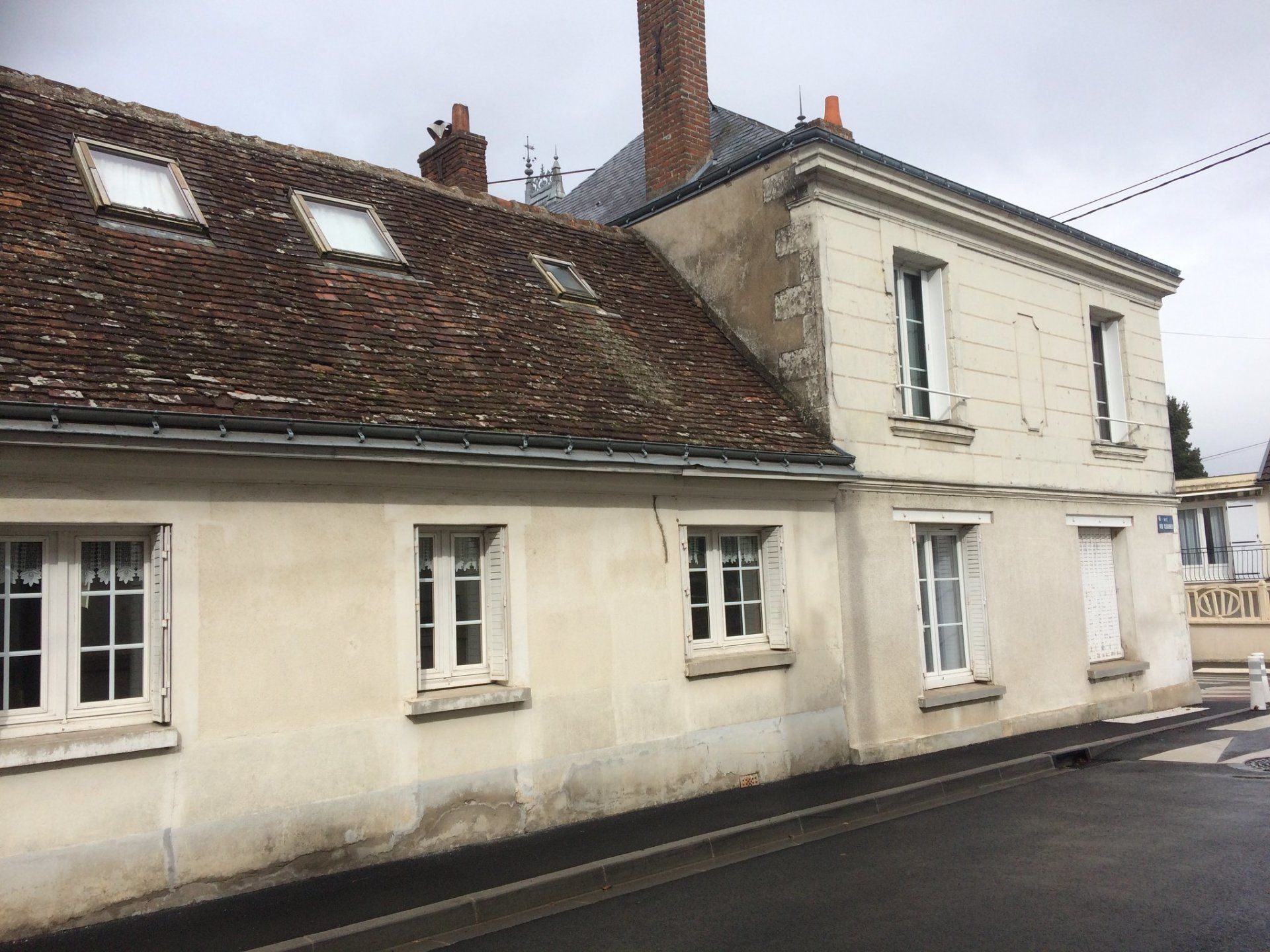 Maison ancienne avec vieille toiture