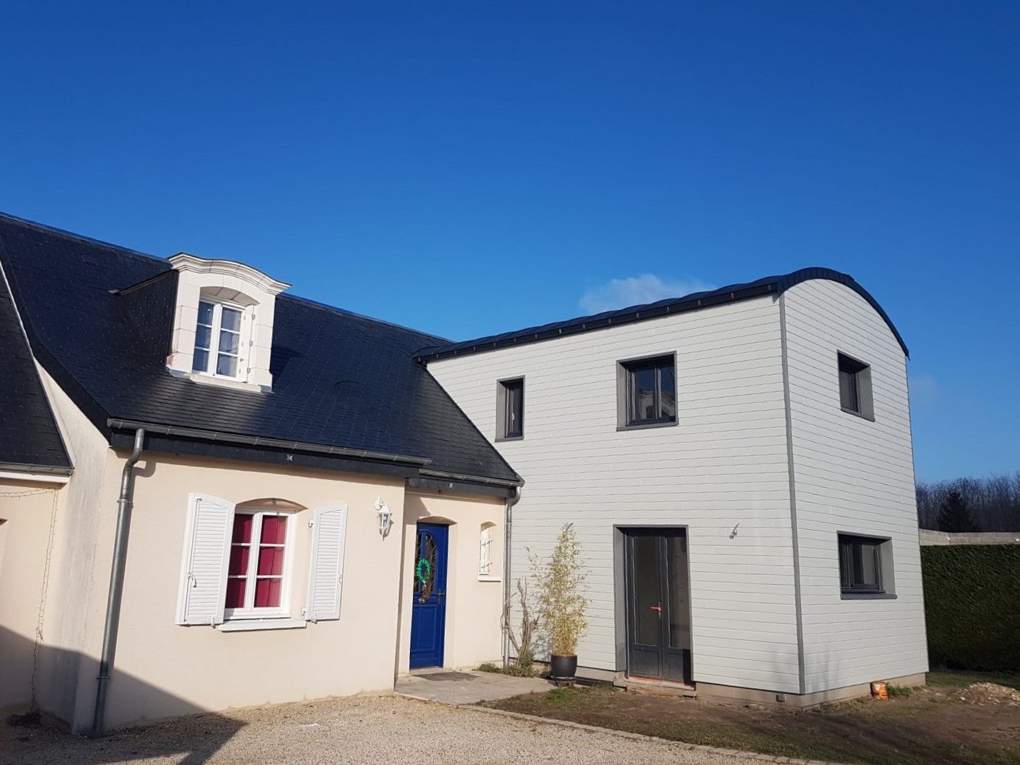 Agrandissement en bois blanc pour une maison